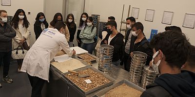 Üniversiteliler yapı malzemeleri laboratuvarını gezdi