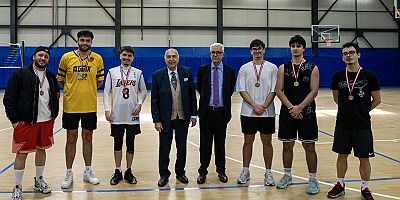 Ünlü şarkıcı Anıl Piyancı parkede de marifetli çıktı