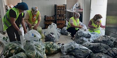 Üreticinin elinde kalan sebzeler vatandaşlara dağıtıldı