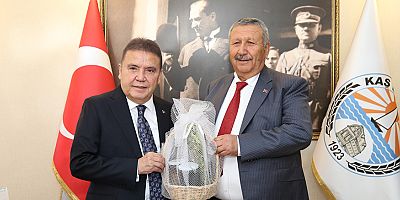 üyükşehir Belediye Başkanı Böcek, Kaş Belediye Başkanı Demirhan’ı ziyaret etti