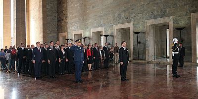 Uzanlar bayrağı devretti: Genç Parti’nin yeni kadrosundan Anıtkabir'e ziyaret!