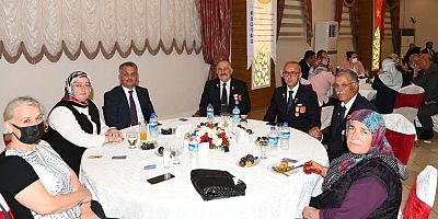 Vali Ersin Yazıcı ile eşi Hanife Yazıcı gazilerle biraraya geldi