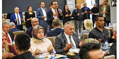 Vali Ersin Yazıcı ve eşi Hanife Yazıcı vatandaşlarla iftar yaptı