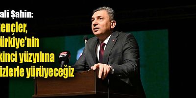 Vali Şahin: Gençler, Türkiye'nin ikinci yüzyılına sizlerle yürüyeceğiz