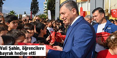Vali Şahin, öğrencilere bayrak hediye etti