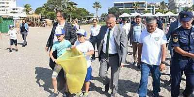 Vali Yazıcı Konyaaltı sahilinde çevre temizliğine katıldı