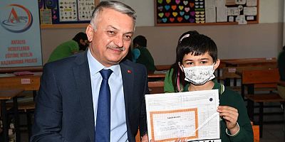 Vali Yazıcı, öğrencilerin karne heyecanına ortak oldu