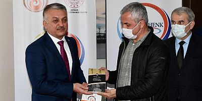 Vali Yazıcı öğretmenlere kitap hediye etti