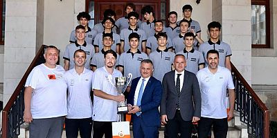 Vali Yazıcı şampiyonları ağırladı