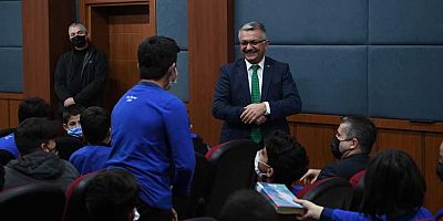 Vali Yazıcı: Sınavlara değil bilgi almaya odaklanın