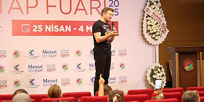 Varol Yaşaroğlu, Kepez Kitap Fuarı’nda okurlarıyla buluştu