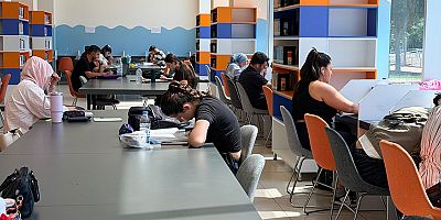 Varsak Kütüphanesi gençlere modern ve sesiz bir çalışma ortamı sunuyor