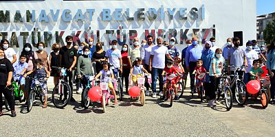 Yangınzede çocuklara Başkan Amca'dan bisiklet