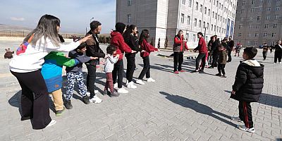 Yardım kampanyası ile depremzede çocukların normalleşme sürecini hızlandırıyorlar
