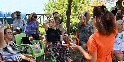 Yaşlı Evi’nde yoga ve meditasyon