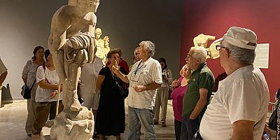 Yaşlı evleri üyeleri müzeyi gezdi