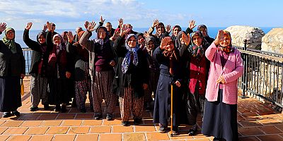 Yaşlılar tarihi mekanları gezdi