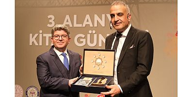 Yazar Bekir Develi'nin hayranları Kültür Merkezi'ni doldurdu