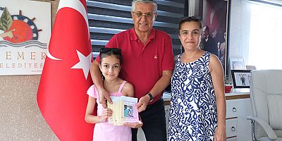 Yazdığı kitabı Başkan Topaloğlu’na hediye etti