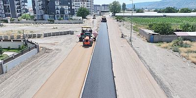 Yeni yapılaşmanın tamamlandığı bölgelerde asfalt ve kilit parke taşı çalışmaları yapılıyor