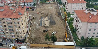 Yeraltı otopark alanında fore kazık çalışmaları yapılıyor