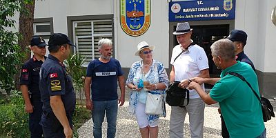 Yolda yürürken bulduğu çantaya jandarmaya teslim etti