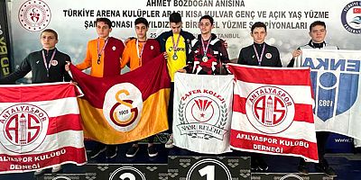 Yüzücüler Antalyaspor Bayrağını Kürsüye Taşıdı