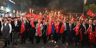 Zafer Bayramı coşkusu fener alayı ve Fahriye Kuru konseriyle yaşandı