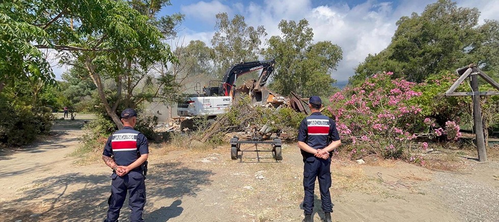 Tekirova mahallesinde kaçak yapılar yıkıldı