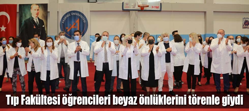 Tıp Fakültesi öğrencileri beyaz önlüklerini törenle giydi