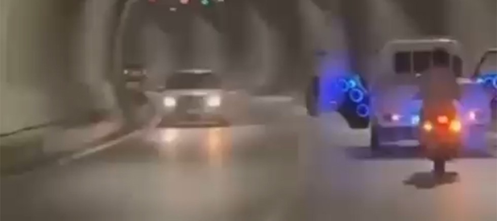 Trafik güvenliğini tehlikeye sokan kamyonet sürücüsüne ceza kesildi