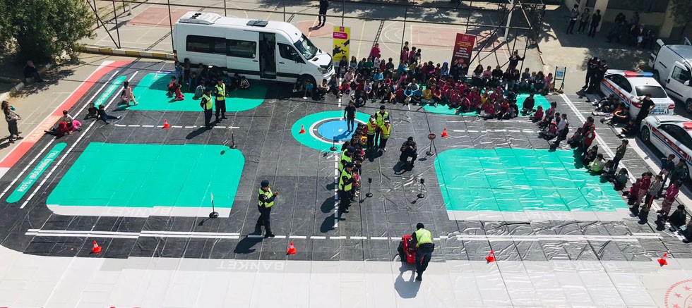 Trafikte Okul Jandarma El Ele ve Trafik Dedektifleri Projesi Kapsamında Öğrencilere Trafik Eğitimi Verildi