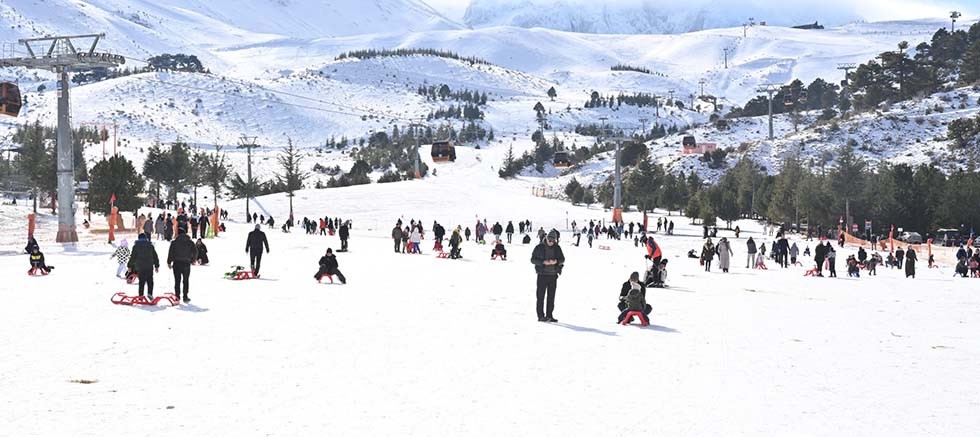 Ücretsiz seferlerle Davraz’a gittiler, karın keyfini çıkardılar 