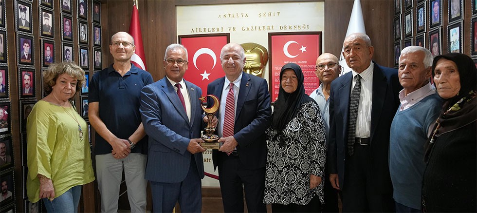 Ümit Özdağ Antalya Şehit Aileleri ve Gaziler Derneği'ni ziyaret etti