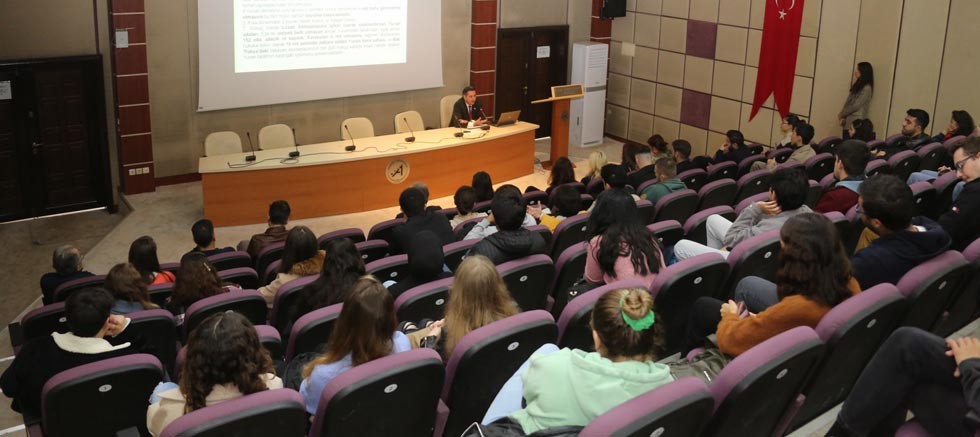 Üniversite’de güncel gelişmeler ışığında Türk-Yunan ilişkileri konferansı gerçekleştirildi