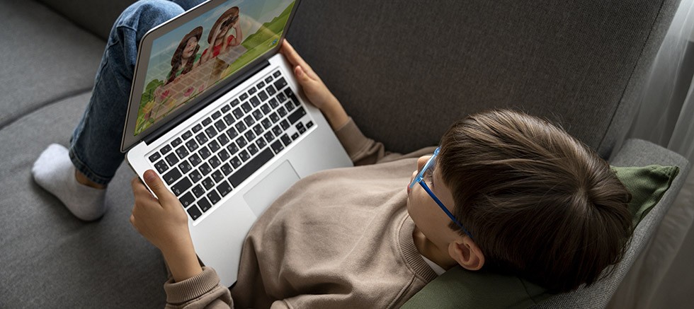 Uzmandan ailelere kritik uyarı: Erken yaşta kontrolsüz ekran kullanımı dil ve sosyal gelişimi olumsuz etkileyebilir