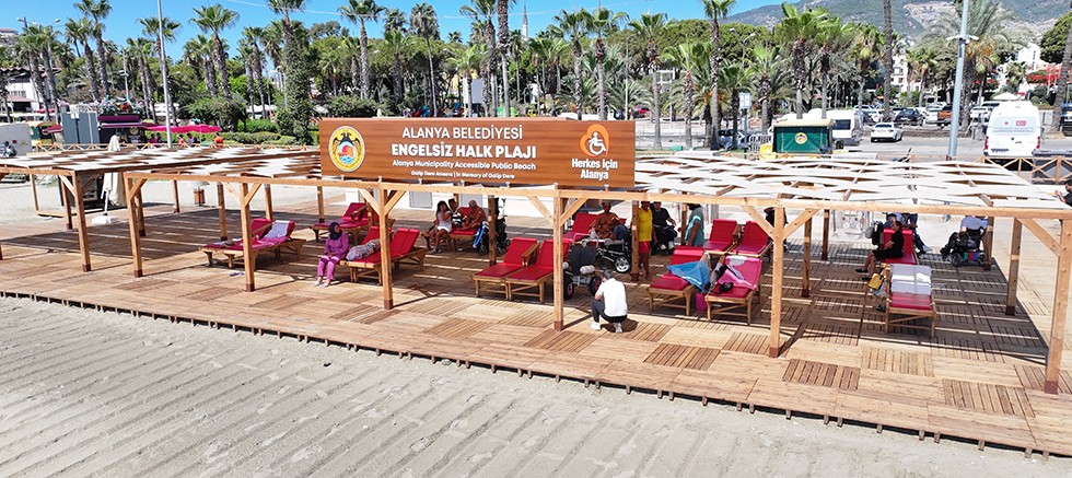 Vatandaşlar yaz sıcaklarının stresini Alanya Belediyesi halk plajlarında atıyor