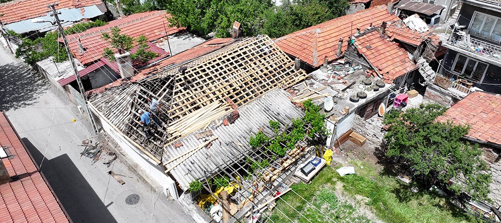 Yangında zarar gören evin tadilatı yapılıyor
