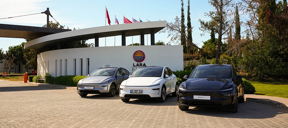 Yeni Tesla Model Y, Lara Barut Collection’da Tanıtıldı