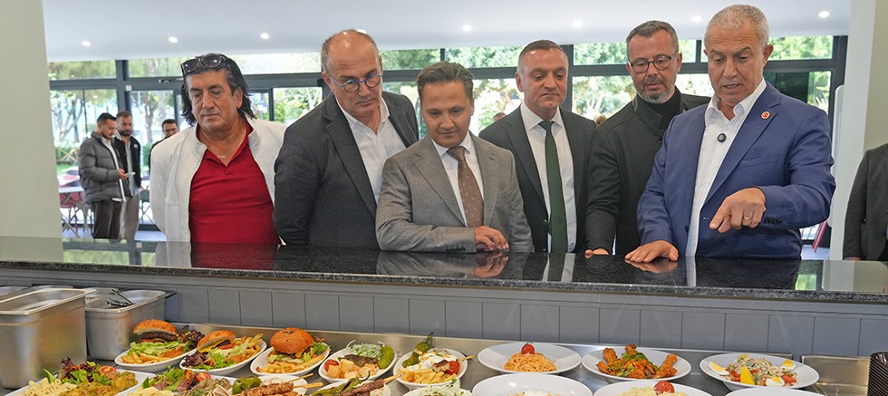 Yıllardır bakımsızdı, Mahmutlar'ın yeni buluşma adresi oldu